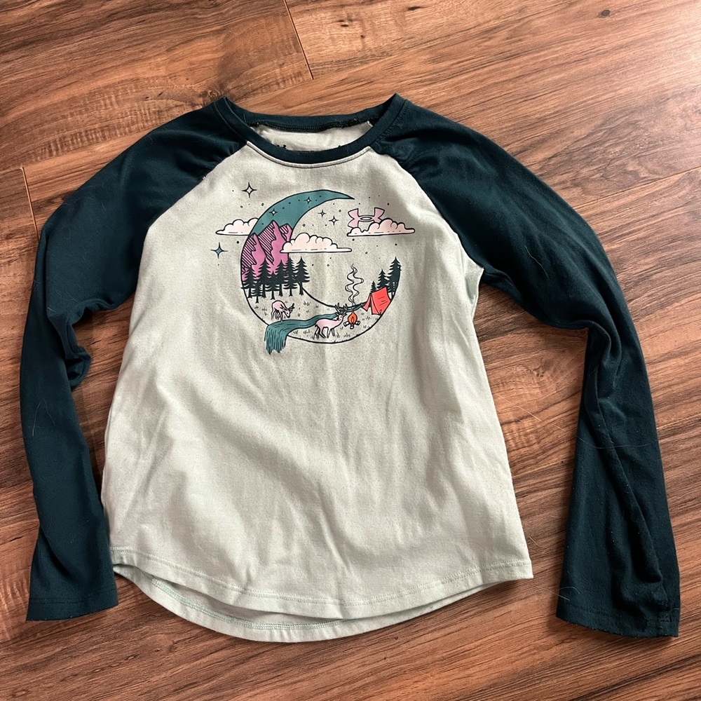 Girl’s Under Armour Raglan Shirt